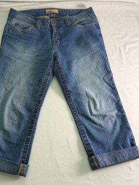 Lei Capri Jeans Size 9 Blue Denim Cropped Low Rise Y2K Style